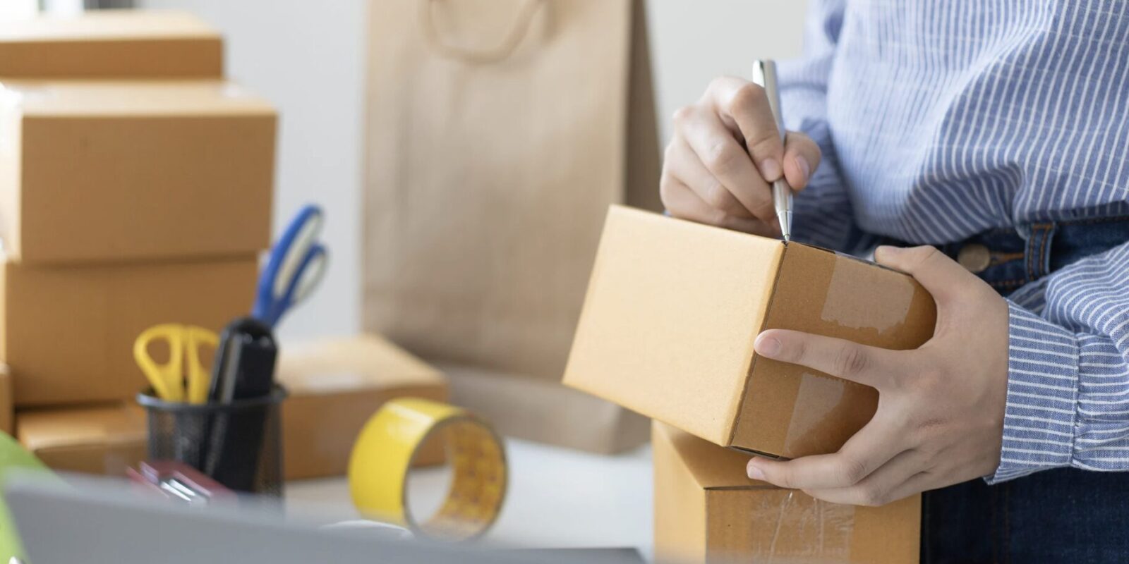 Heimarbeit und Verpackungsarbeiten von zu Hause