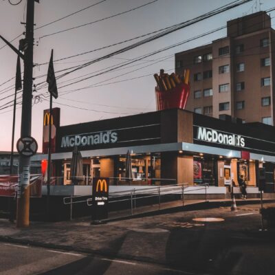 Was verdient man bei McDonald's Gehalt, Zahlen und Jobs im Vergleich zu Burger King